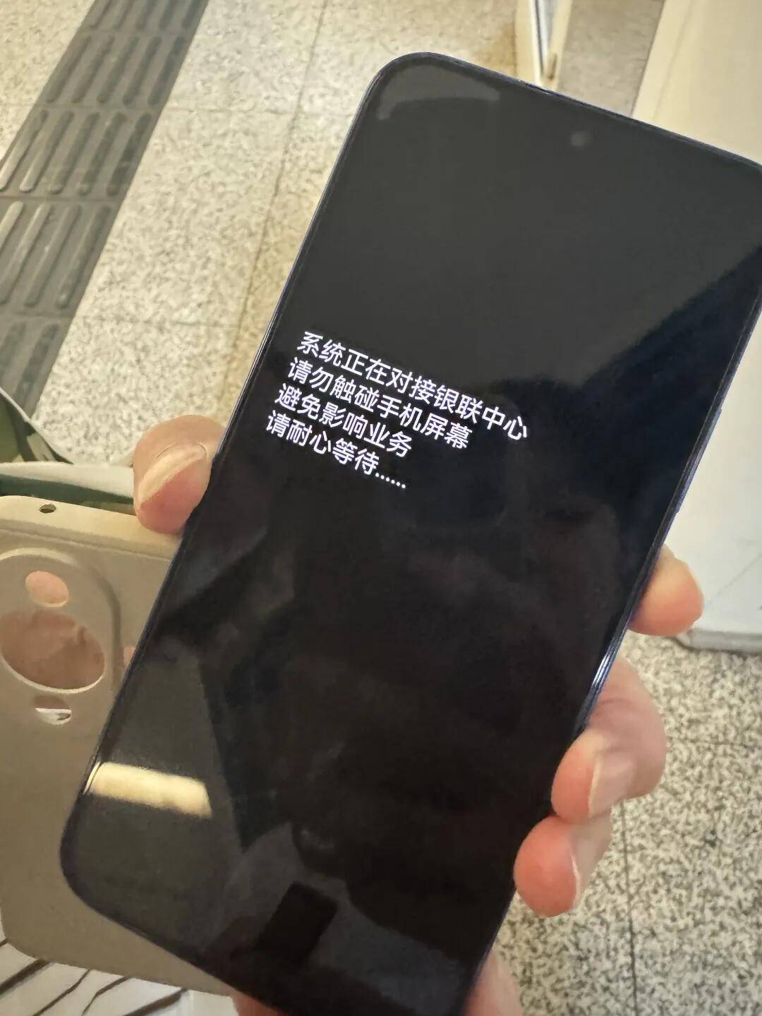 东北乐天金鹰队vs垮玉西武狮子队_一根牙签“抢”回25万元！一老年乘客手机被“黑”东北乐天金鹰队vs垮玉西武狮子队，地铁值班站长紧急取卡