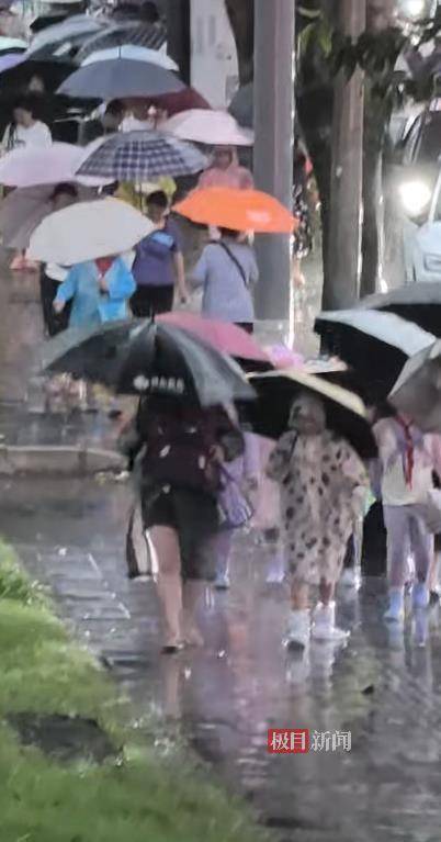 皇冠信用網代理如何申请_成都早高峰遇上巨雷暴雨皇冠信用網代理如何申请，市民在地库堵车50分钟，有幼儿园通知可延迟上学