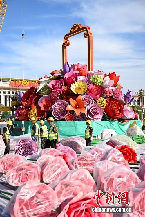 意大利丙组联赛_迎国庆 “祝福祖国”花坛在北京天安门广场有序搭建