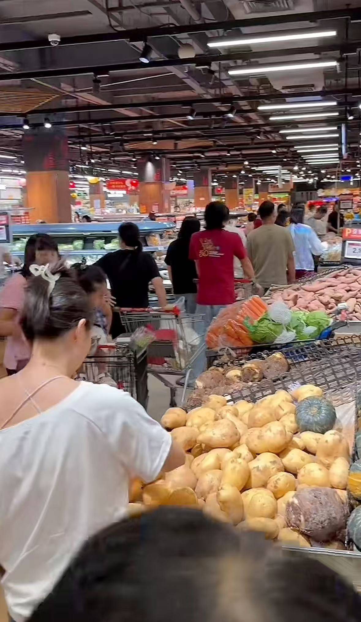 皇冠信用庄家_“风王”桦加沙将登陆皇冠信用庄家，广东市民等风来：准备五六个充电宝，很多卖场菜肉栏已空