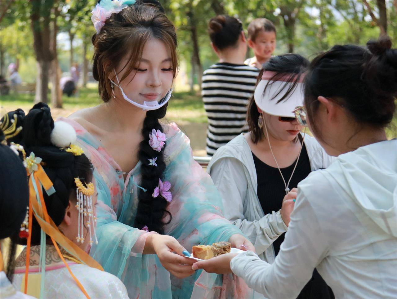 皇冠登3代理申请_重388斤皇冠登3代理申请！500人排队挑战超级大月饼