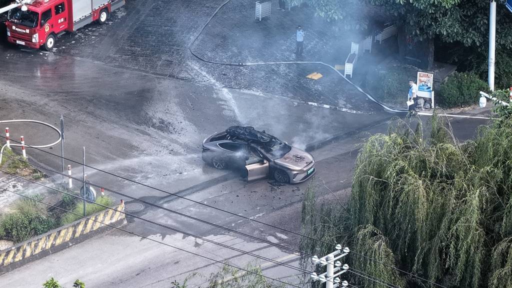 皇冠会员如何申请
_一辆蔚来牌轿车在大理一景区外起火皇冠会员如何申请
，一家四口撤离及时无伤亡