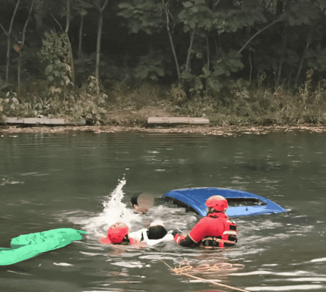 皇冠信用網在哪里注册
_女儿被困坠河车内皇冠信用網在哪里注册
，父亲借渔网撬门救女，关键时刻......