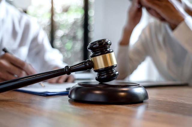 皇冠会员如何申请
_妻子发生婚外情皇冠会员如何申请
，丈夫持铁锤击打情夫致死 一审判决：属激情犯罪，丈夫无期、妻子五年