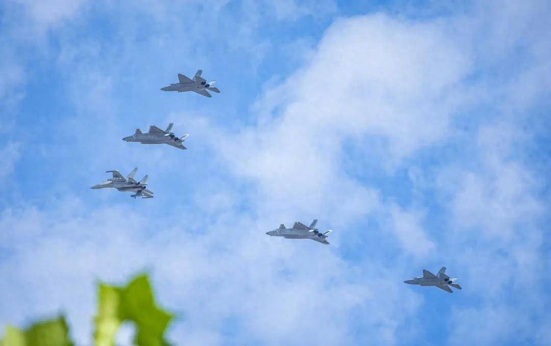 如何申请皇冠信用网
_福建舰入列后如何申请皇冠信用网
，世界最强踹门小队也来了：打头的不是歼-20和歼-35