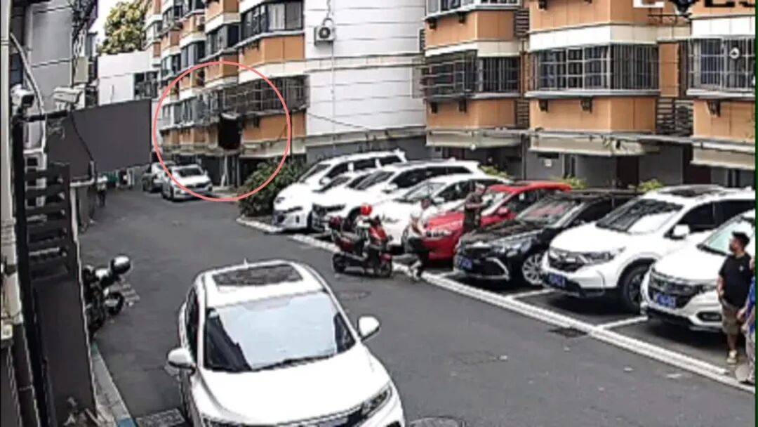 皇冠信用網出租
_因妻子没带包子回家皇冠信用網出租
,浙江一男子怒把30斤行李箱从6楼扔下,还称“砸到人了我就负责,没砸到就没事”,目前该男子已被刑拘