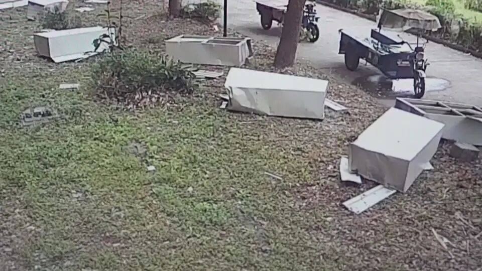 皇冠信用網出租
_因妻子没带包子回家皇冠信用網出租
,浙江一男子怒把30斤行李箱从6楼扔下,还称“砸到人了我就负责,没砸到就没事”,目前该男子已被刑拘