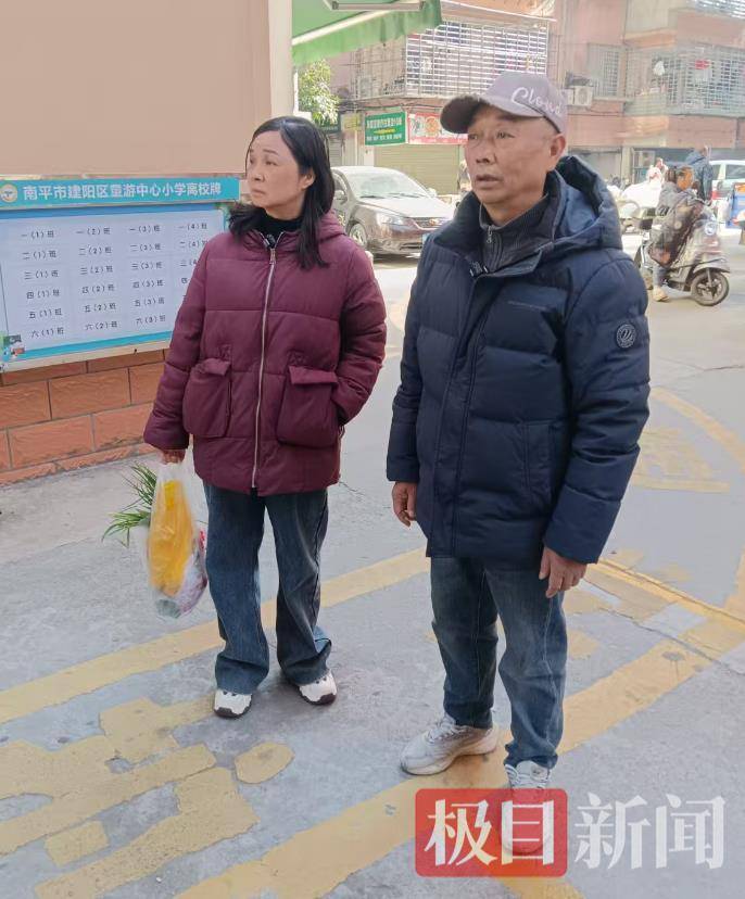 皇冠信用网出租
_章莹颖父母失去女儿也无收入来源皇冠信用网出租
，带货勉强能糊口，直播间“黑粉”被网友骂走