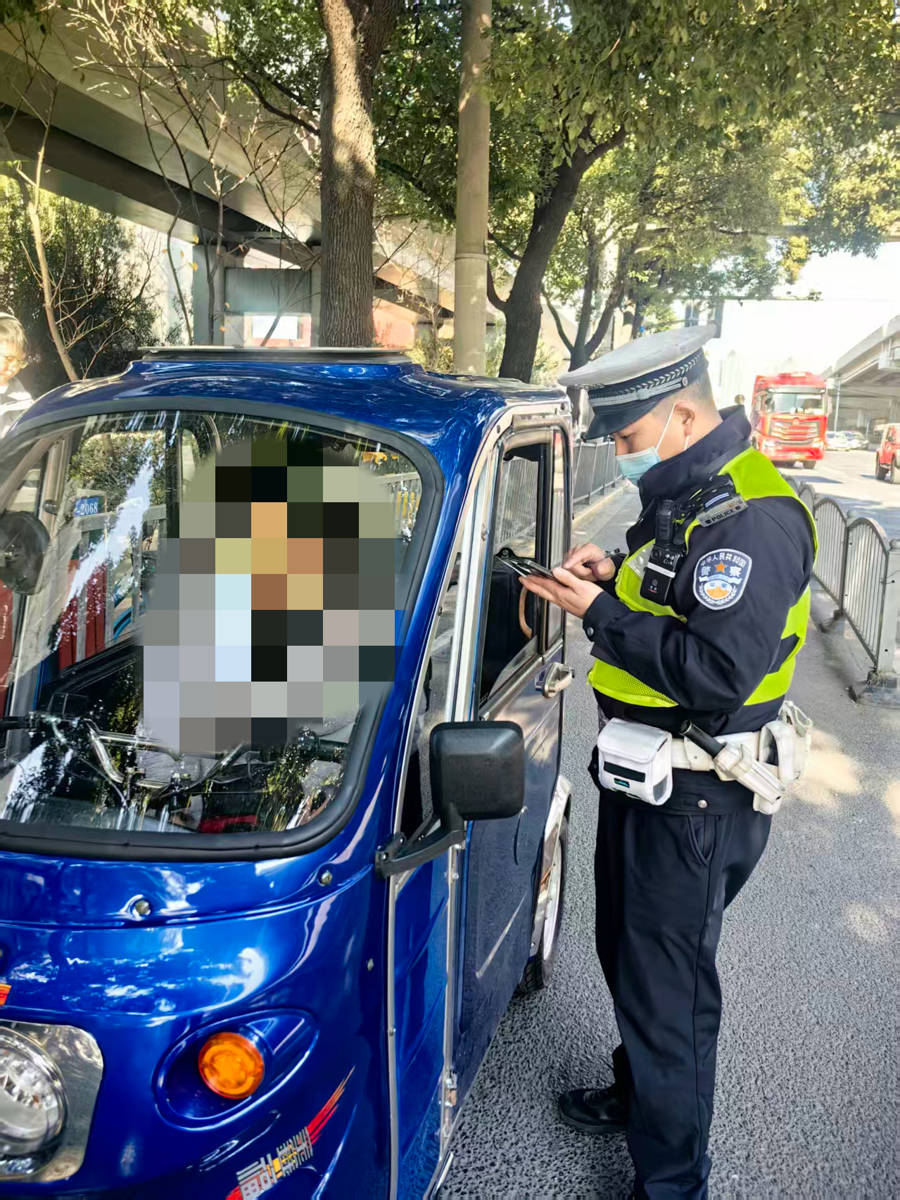 体育皇冠信用网_残疾车不得载人体育皇冠信用网，“老头乐”不得上路：上海正在严查相关交通违法行为