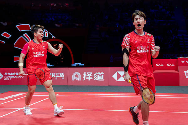 皇冠信用网如何开户_国羽闯入总决赛四项决赛皇冠信用网如何开户，最保险的女双却出意外，“圣坛”组合泪别2025年