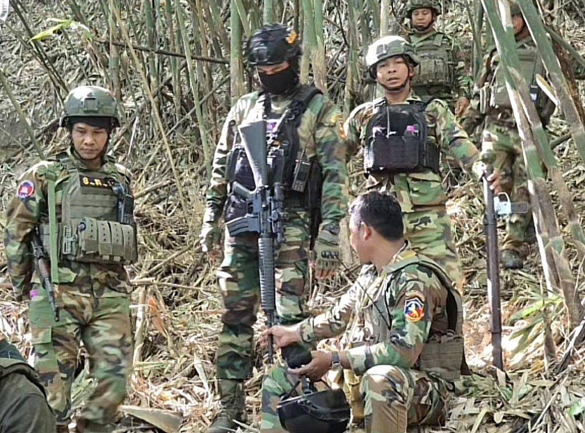 正版皇冠信用网代理_不给洪森父子拼命正版皇冠信用网代理，柬军跑了：泰国缴获中械摆一地，越南武器参战