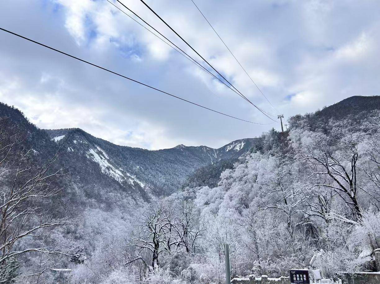世界杯皇冠代理平台_数百名游客夜晚滞留太白山景区数小时世界杯皇冠代理平台，气温低至零下十几度，当地：山上突然降雪道路结冰，目前所有游客都已乘摆渡车下山