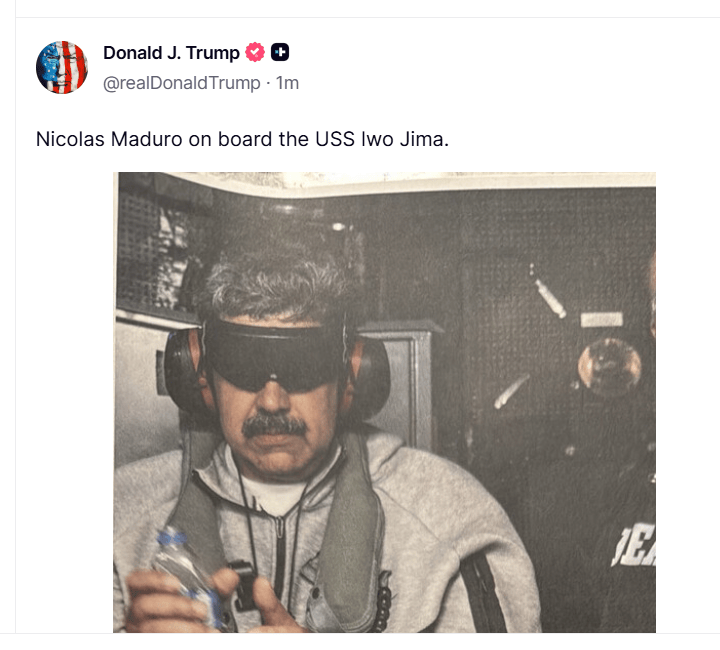 皇冠信用网平台_现场视频曝光：马杜罗戴着脚镣走下飞机皇冠信用网平台，在美国联邦探员的包围下进入机库