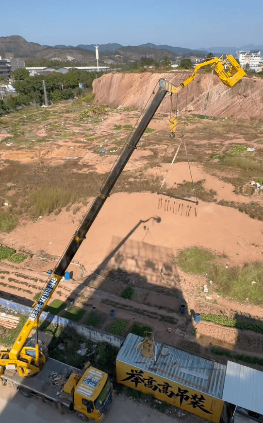 皇冠信用网登1_为防止小狗偷吃皇冠信用网登1，广东男子出动自家吊车半空晒腊肉：风大还干得快