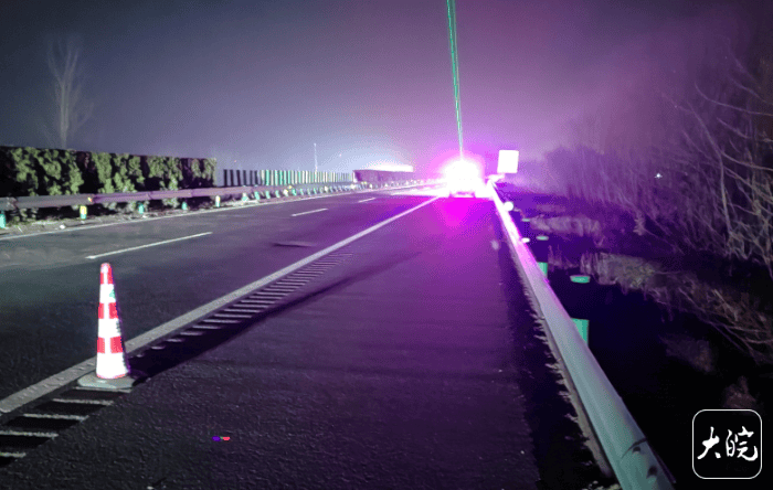 皇冠直播_新能源汽车在高速上断电自动上锁皇冠直播，一家5口被困车内报警求助，民警回应