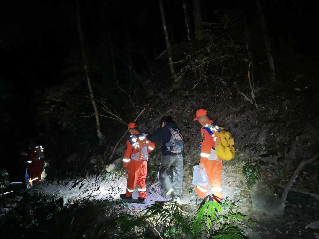 皇冠信用网需要押金吗_广东两女子体力不支皇冠信用网需要押金吗，被驴友抛弃荒野，遭遇惊魂一夜