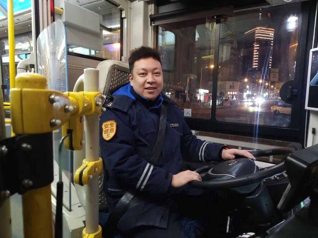 皇冠信用网代理注册_青岛一小伙:“长大后皇冠信用网代理注册,我开上了小时候经常坐的公交车”……从幼儿老师到公交司机,他用坚守温暖春运归途