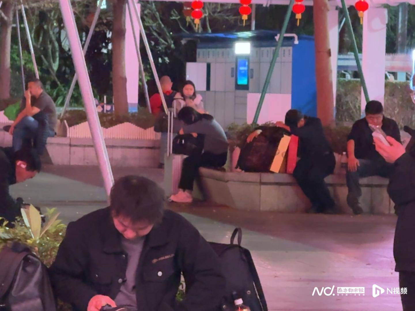 皇冠信用平台出租出售_跑了八小时只赚25块：他把自己从酒里开出来皇冠信用平台出租出售，也把年开回家