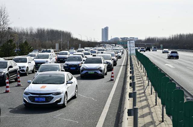 皇冠足球比分_近6万辆车抵京皇冠足球比分，通州交警全力保障入京通道畅通