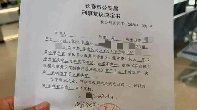 皇冠信用网注册开户_路虎1分钟8次别停奔驰引发事故皇冠信用网注册开户，警方认定却多次反转，奔驰维修加折旧损失近16万，无法走保险流程维权陷困