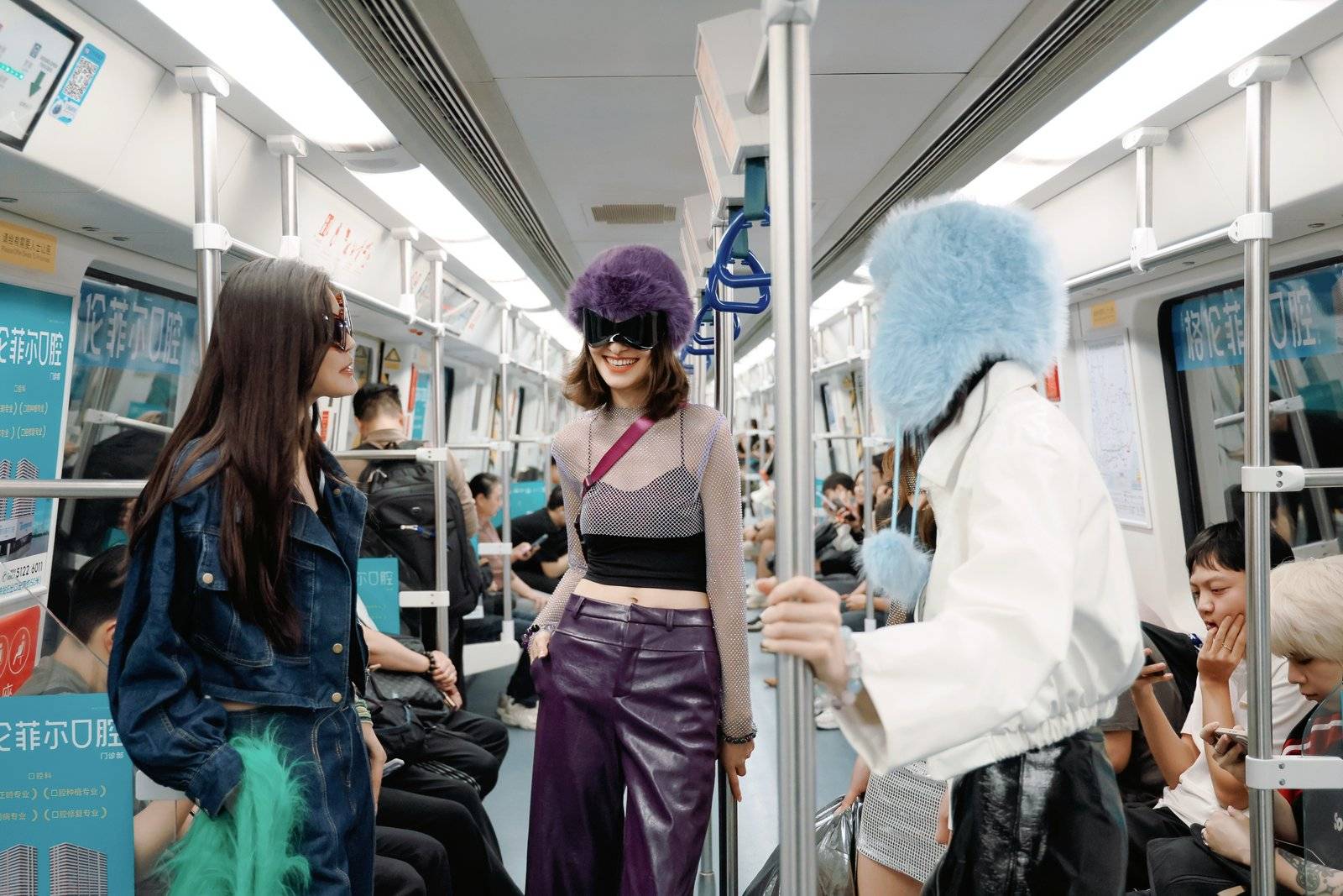 皇冠信用网登1_没看出来皇冠信用网登1！她们穿的竟然是内衣！地铁站里的这场快闪太敢了