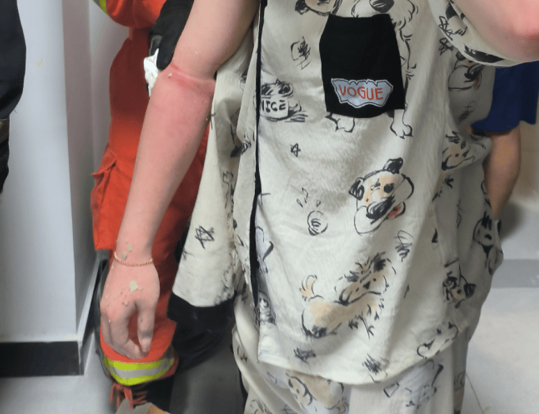 介绍个信用盘网址_广州一女子洗澡时伸手捡掉入厕所的塑料瓶介绍个信用盘网址，却被紧紧卡住右手“无法自拔”，消防营救回应