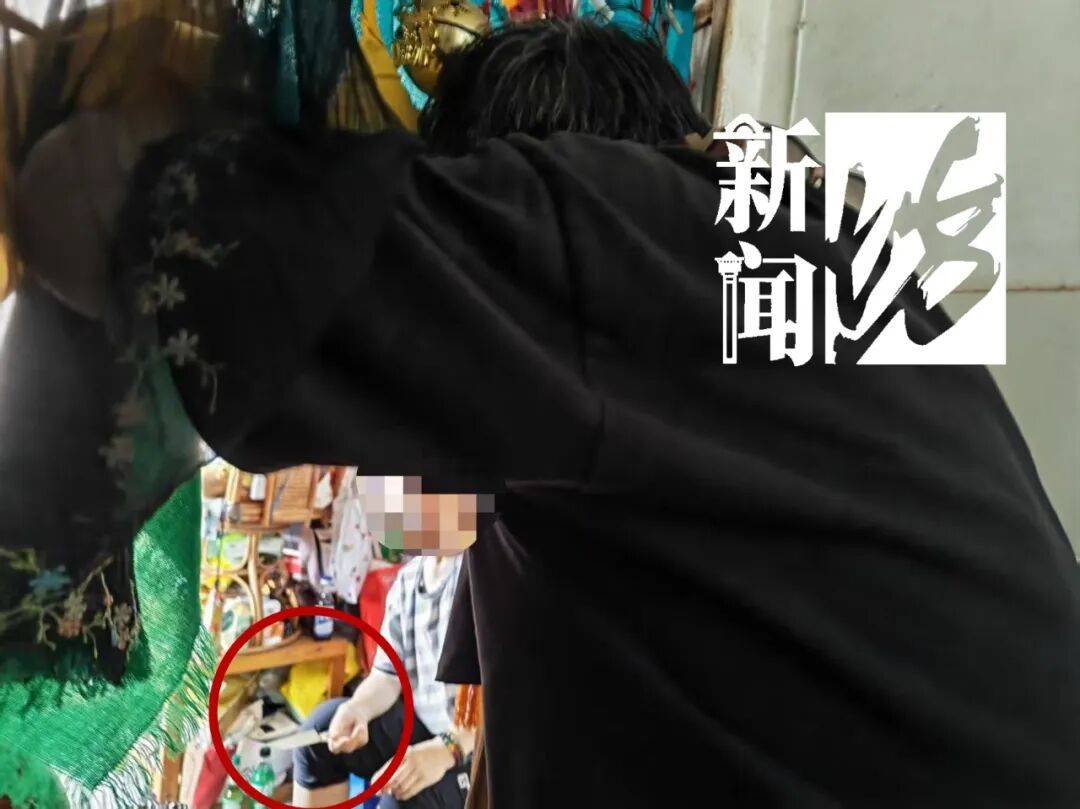 捷克足球_上海六旬男子自称“闭关修行”捷克足球，家中臭气熏天，邻居：他大小便都在塑料袋里
