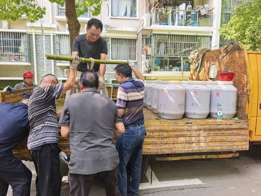 皇冠足球平台代理申请_上海一女子沉迷自制酵素12年皇冠足球平台代理申请,75公斤一桶堆满屋,邻居慌了:楼板扛得住吗?