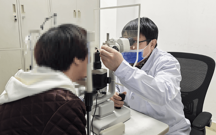 世界杯平台推荐
_56岁奶奶每天等孙子孙女睡着后关灯刷手机到凌晨世界杯平台推荐
,视力严重受损仅剩0.1