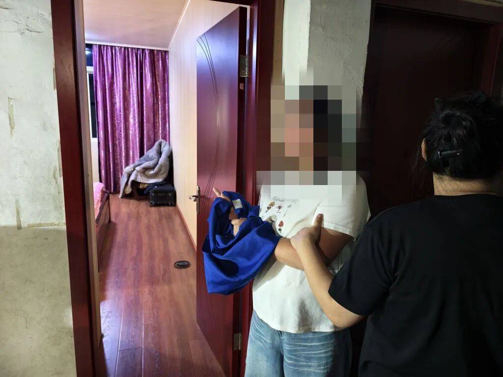 世界杯正规买球app
_女子长年在外种瓜世界杯正规买球app
,把家门钥匙给“好姐妹”保管,保险柜却被她扫空,盗走价值10万元的金器银元,对方:网贷催得紧,对金器产生强烈占有欲